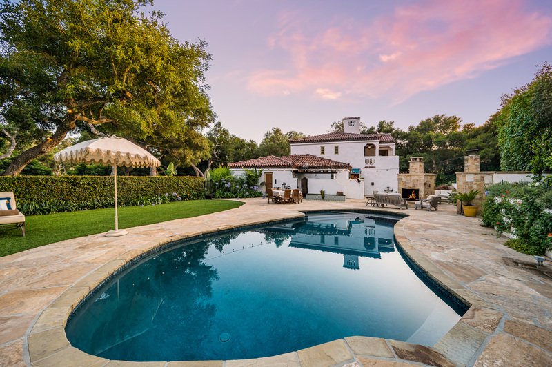 Una residencia espaciosa con grande alberca.