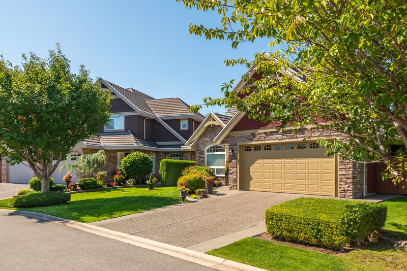Fotografía de fachada casa con cochera, ciudad de Puebla.