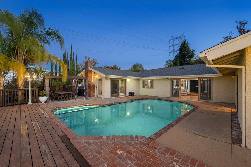 Foto de casa en el atardecer con alberca amplia Casas Velaris.