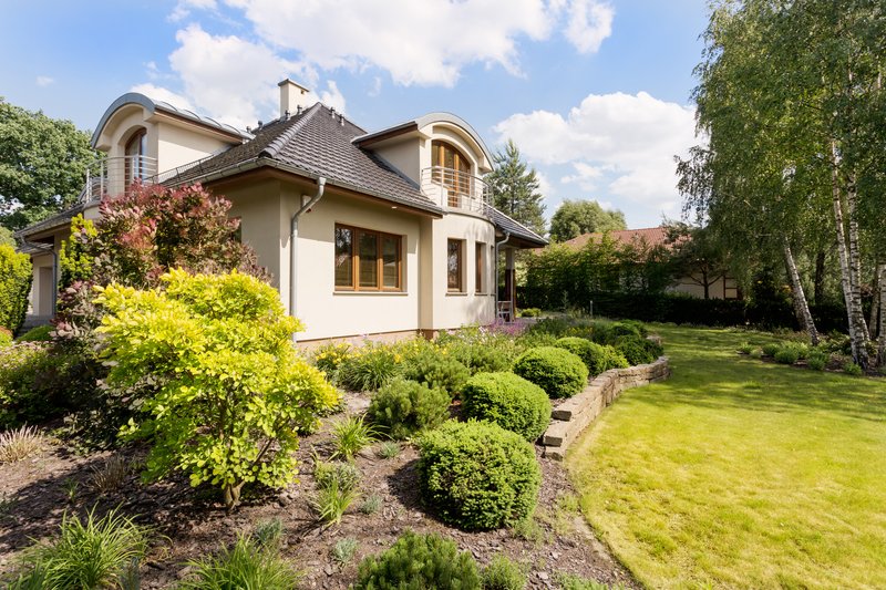Fotografía de una casa unifamiliar moderna con un gran jardín verde Casas Velaris.
