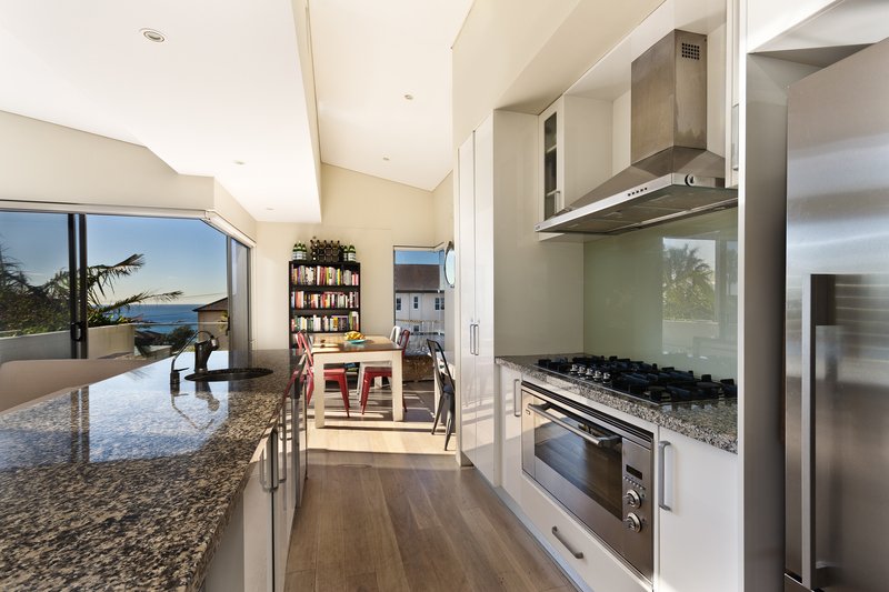 Foto de amplia cocina con acabados modernos