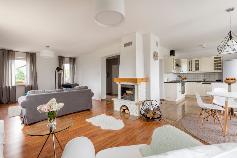 Hermosa sala de estar minimalista en Casa Velaris.