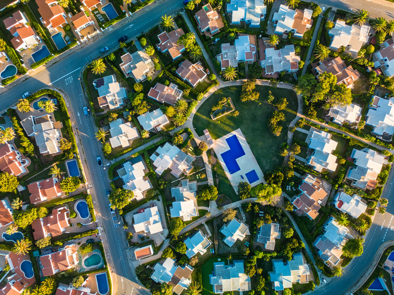 Toma amplia con drone de vecindario Casas Velaris.